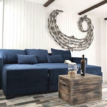Village Island Heights Адехе Екстериор снимка