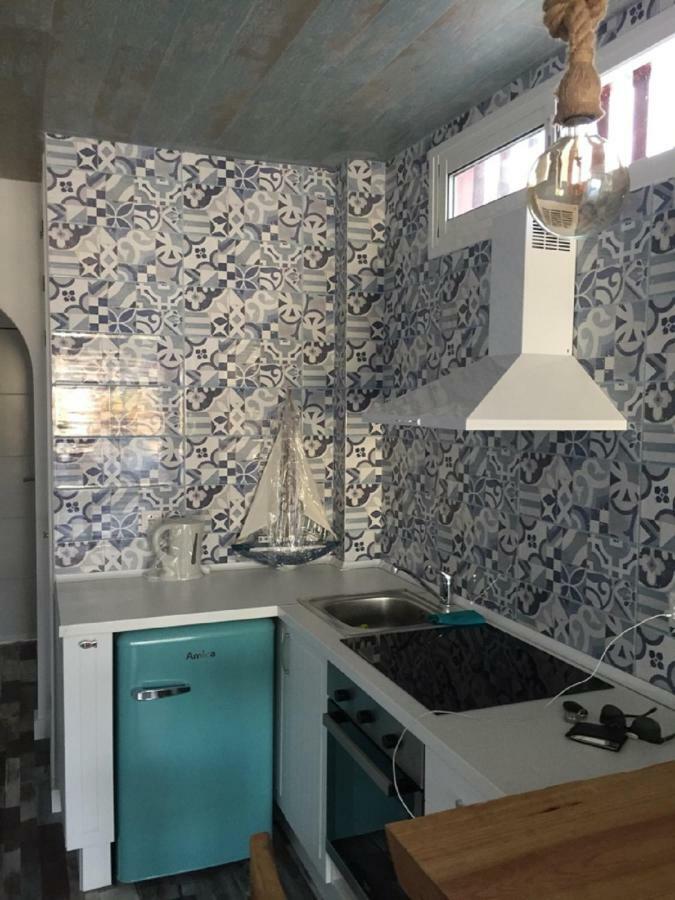 Village Island Heights Адехе Екстериор снимка