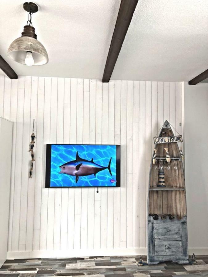 Village Island Heights Адехе Екстериор снимка